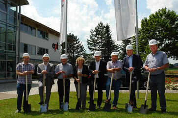 Rodina Guglhörů se starostou Asamem a architekty před hlavním vchodem do budovy ept vPeiting
